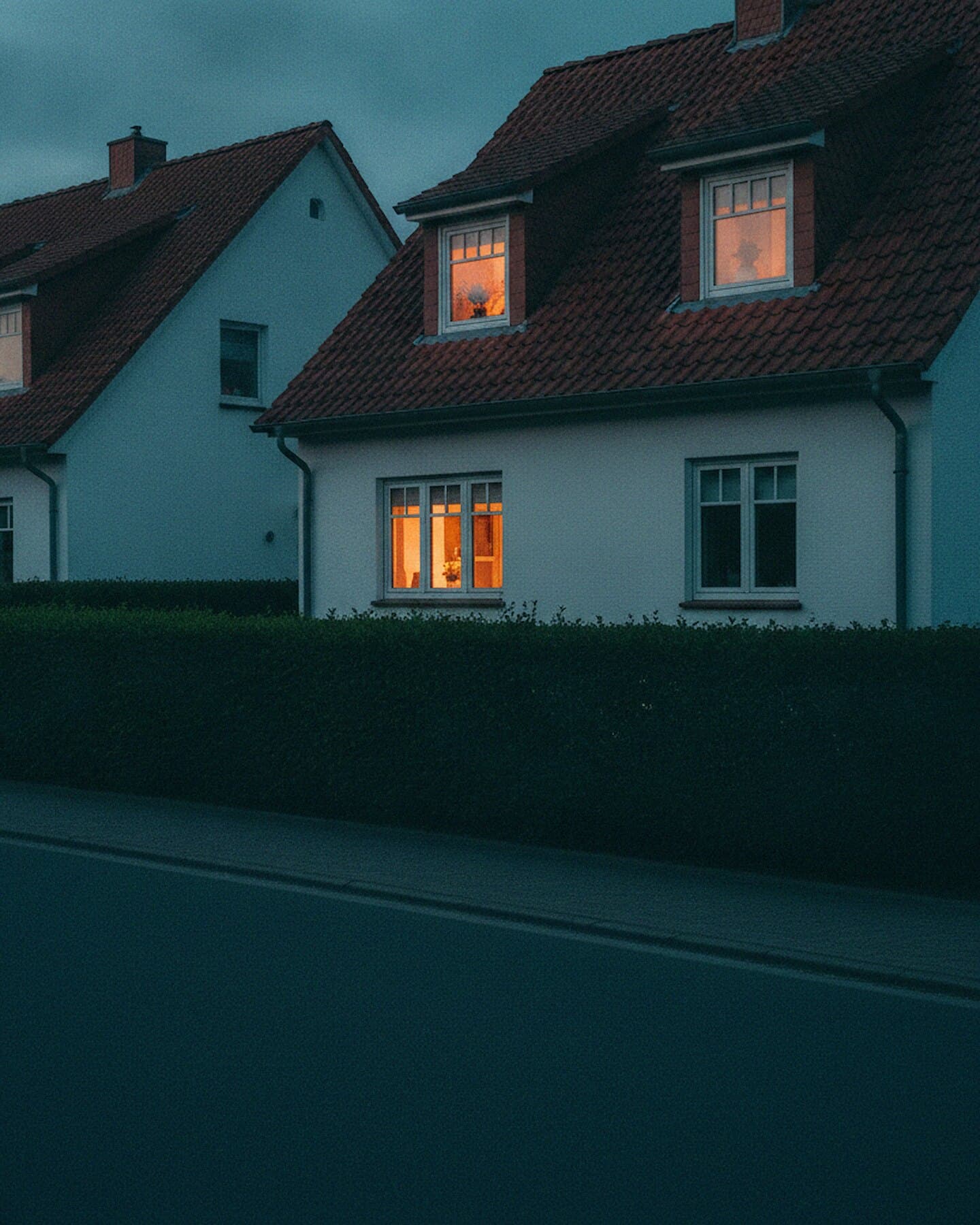 Wohnhäuser an einer ruhigen Strasse in der Abenddämmerung